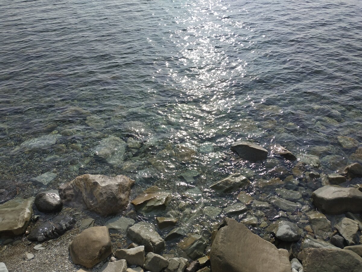 Море чистое и теплое, волн и купальщиков нет