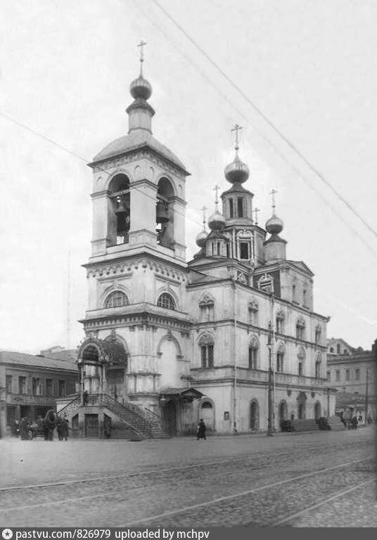 Церковь вблизи, 1925-1928.