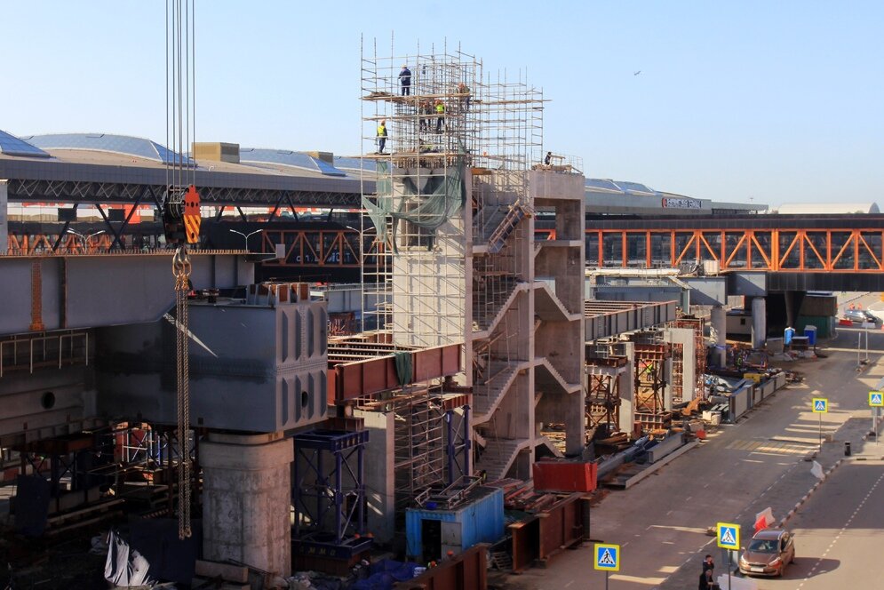 1. Начну обзор с фото, сделанных с крыши парковки терминала B. Оттуда можно хорошо рассмотреть весь масштаб работ по будущей станции.