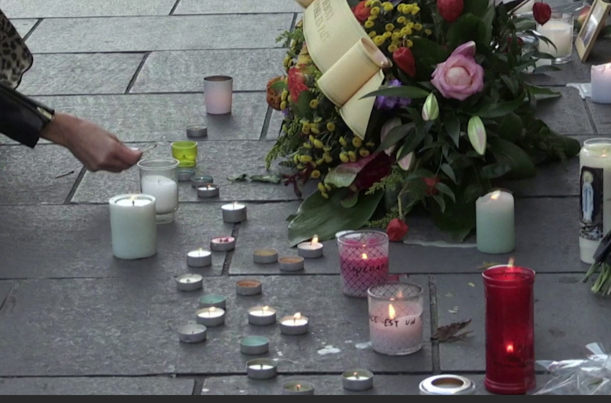 Новости 1 канала про теракт. Посольство Франции в России цветы теракт. Памятник жертвам теракта 2016 года в Ницце.