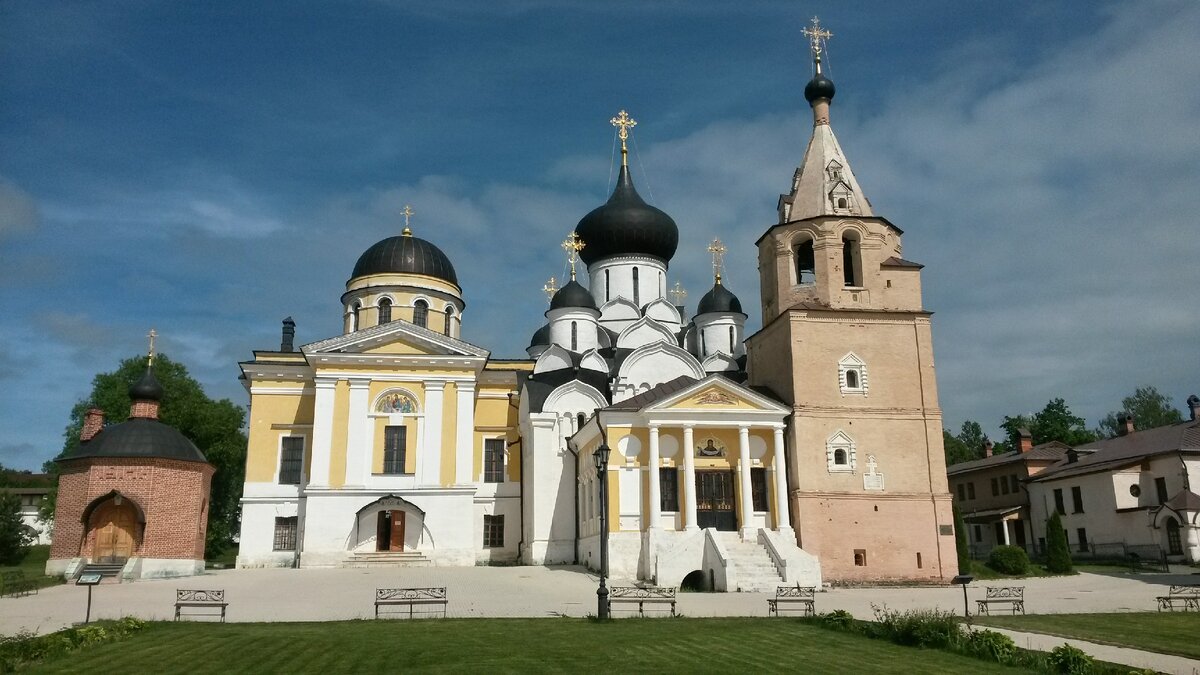 Монастырь в Старице Тверской области