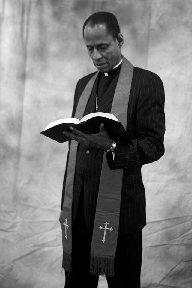 Настоятель храма, архиепископ Ф. У. Кинг