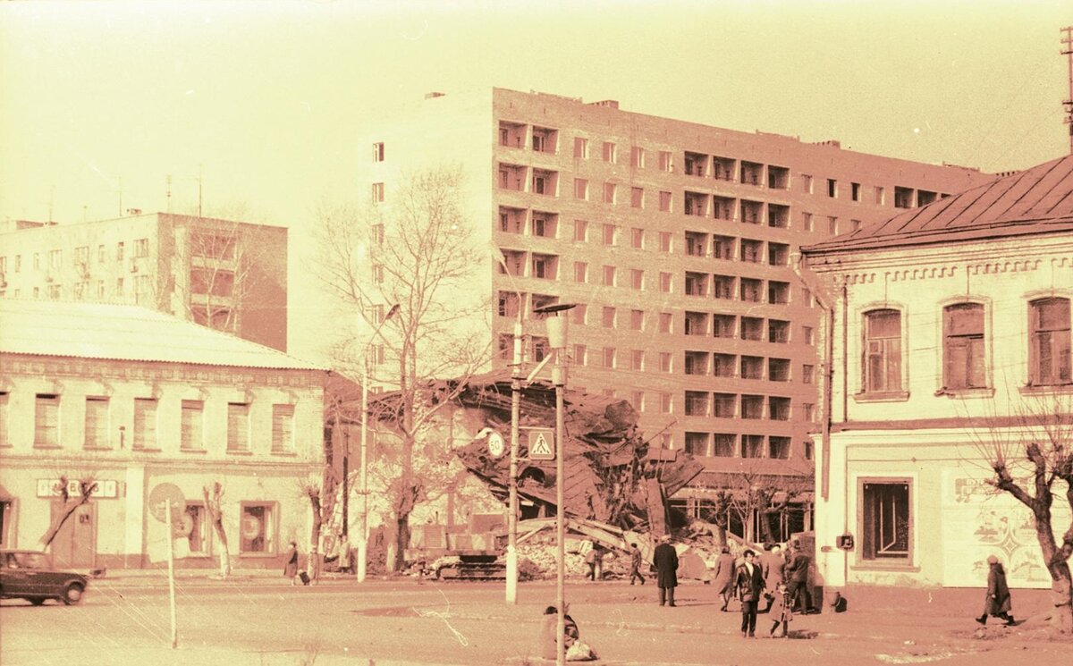 На фото видно как проходила стройка в 1985, и какой ценой