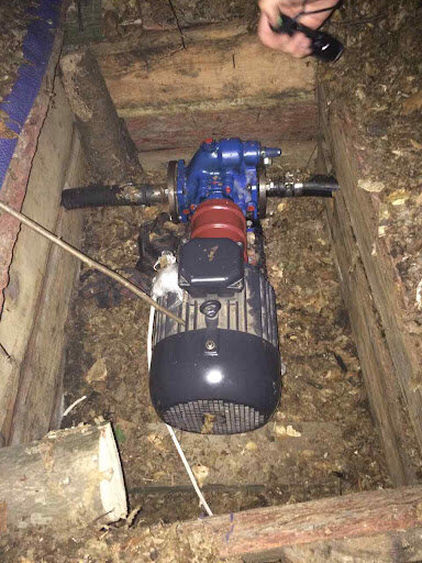 Компрессор, доставляющий нефть от нефтепровода до отстойника. Отстойники как правило вкапывают под землю, на разных расстояниях.