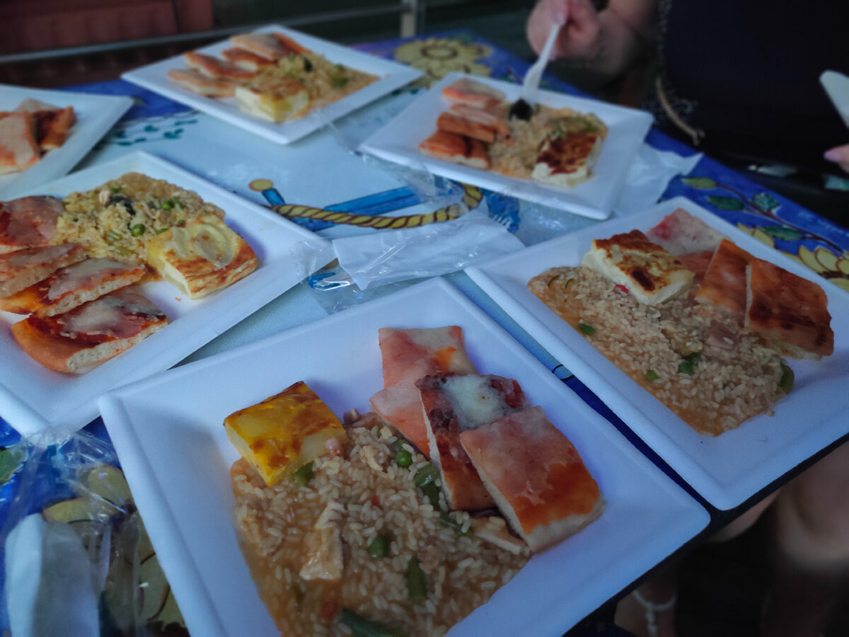 Корм на дискотеке - паэлья, запеканка, куски пиццы