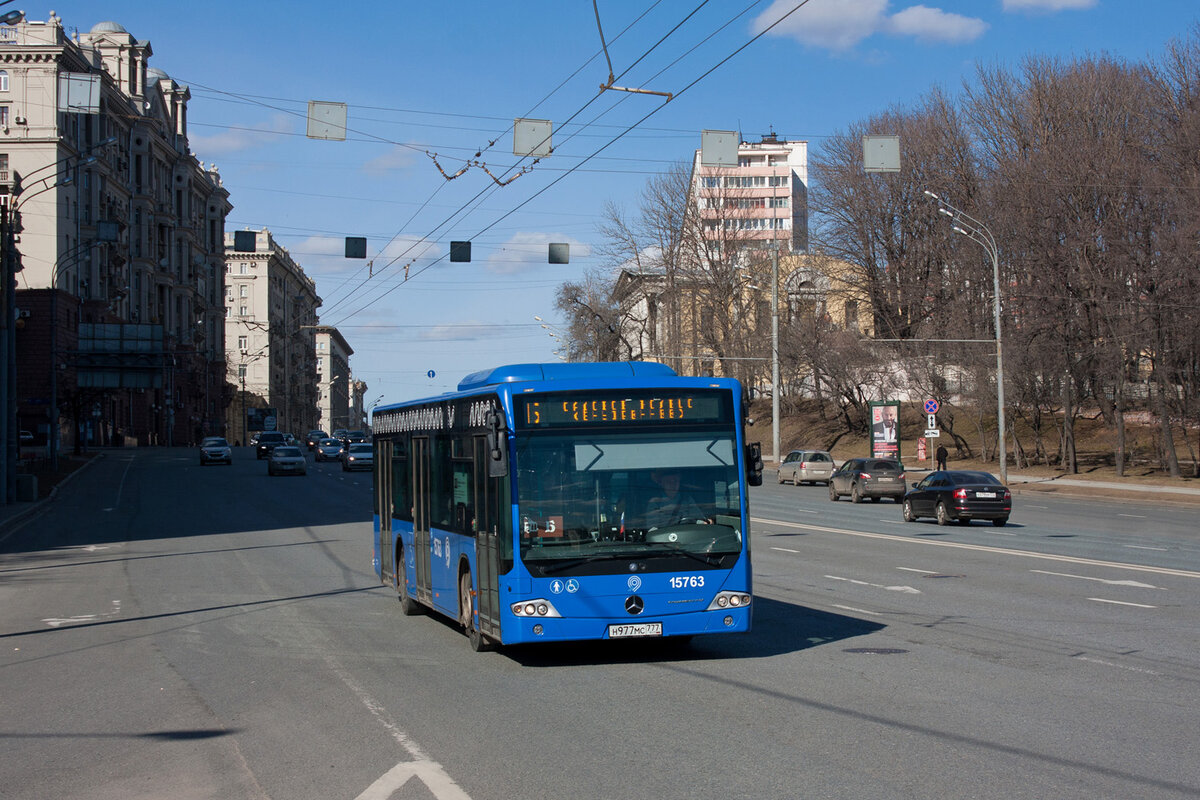 Автобус на Садовом кольце, а над ним - новая контактная сеть, которую так и не использовали.