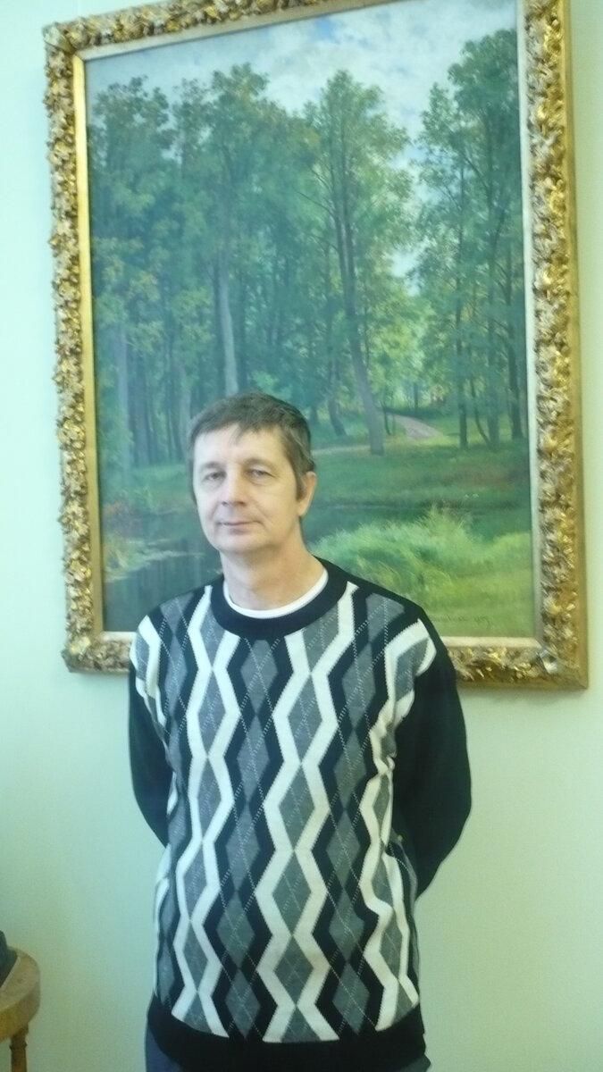 Художник Маквизард в Башкирском государственном художественном музее имени Н.В.Нестерова. Уфа. На стене шедевр, картина И.И. Шишкина.