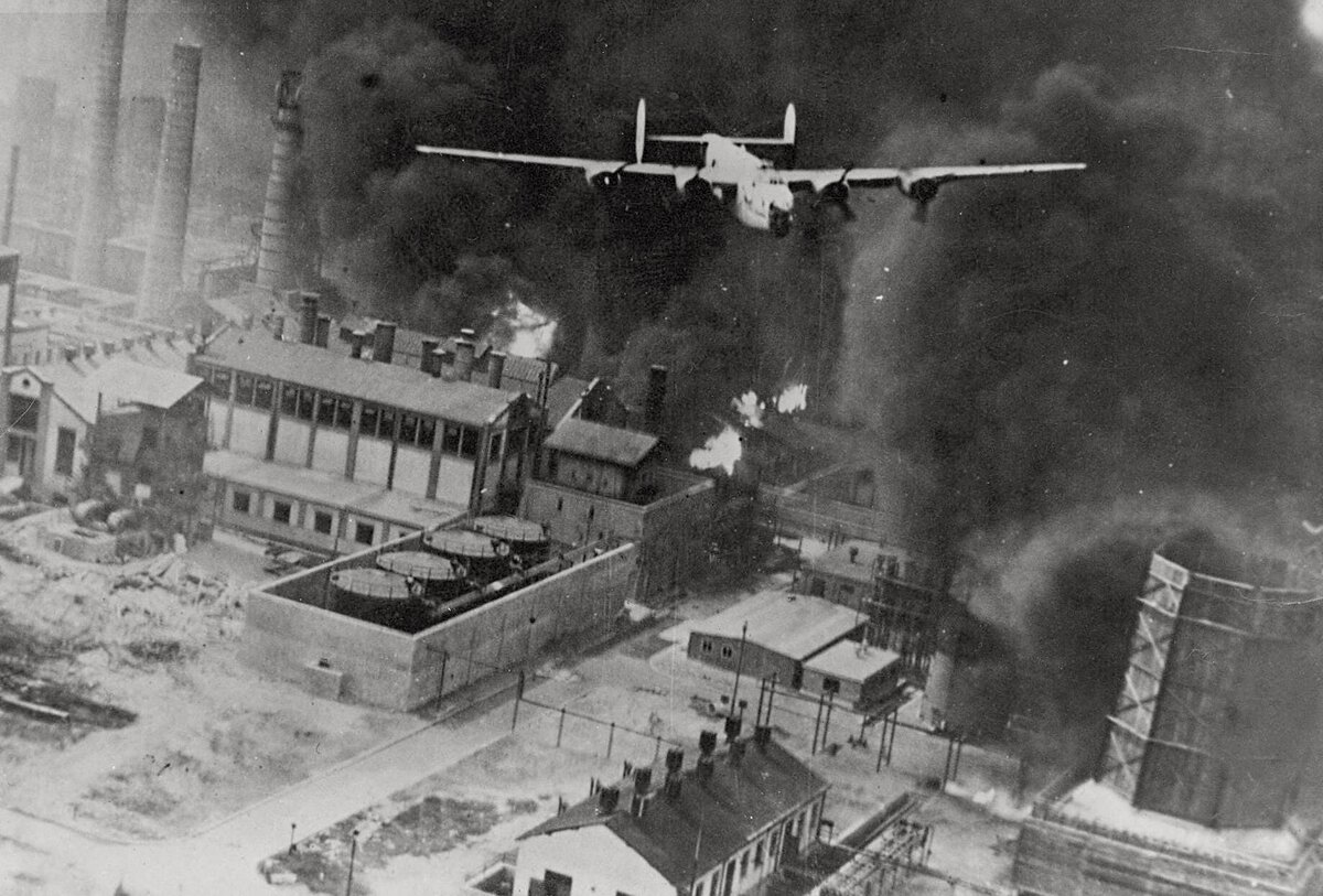 Бомбардировщик B-24D «Либерейтор» в Плоешти. Источник: waralbum.ru