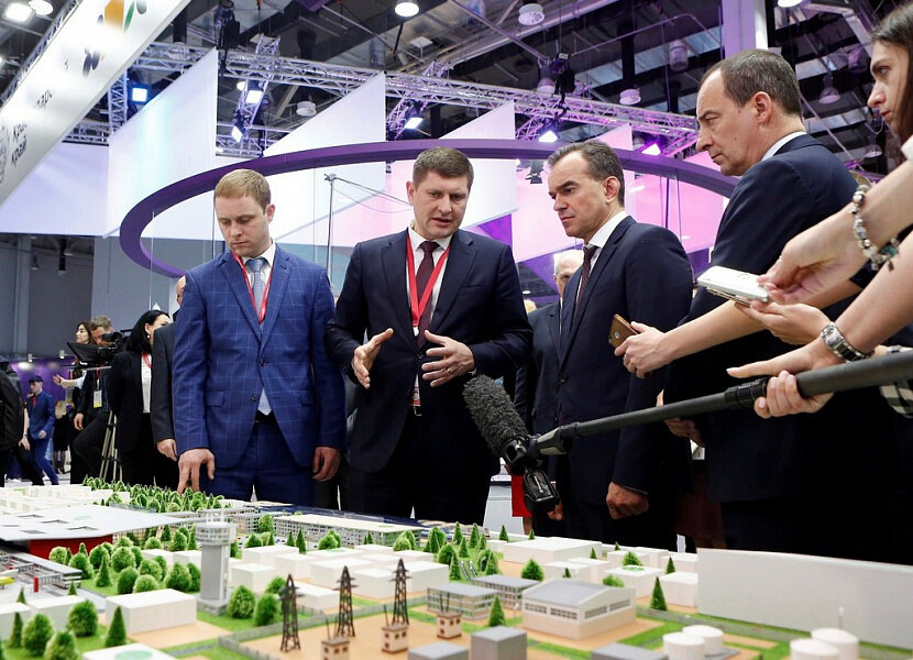 © Администрация Краснодарского края / admkrai.krasnodar.ru (Губернатор Краснодарского края Вениамин Кондратьев и глава Тимашевского района Андрей Палий на форуме в Сочи в 2019 году, где был презентован проект ТЭС "Ударная")  