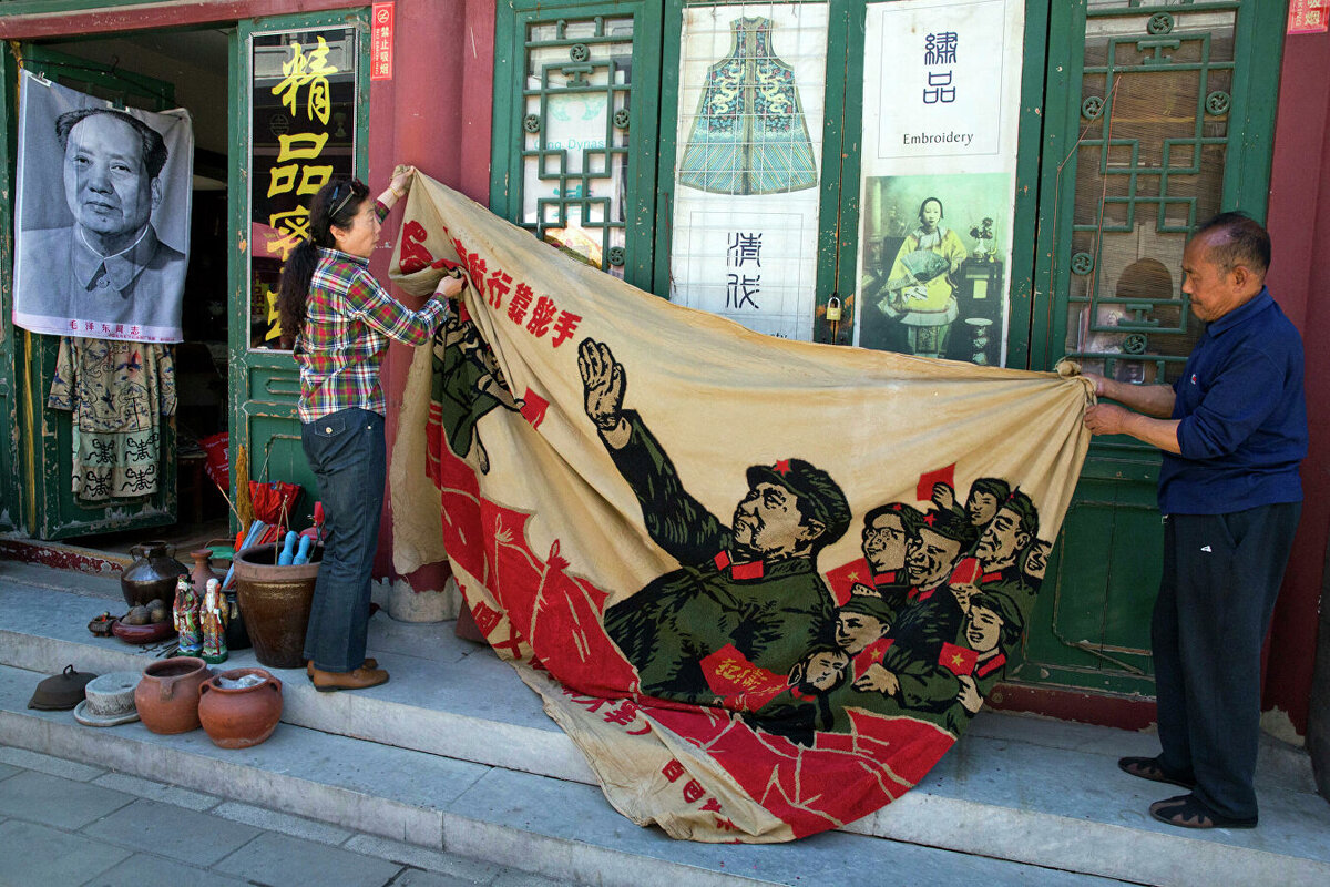 Левые говорят: в правительстве Китая сидят олигархи, а это верный признак диктатуры буржуазии. Однако же, упускается из вида, что китайскую буржуазию олигархией считать нельзя и представлена она в совещательных органах.