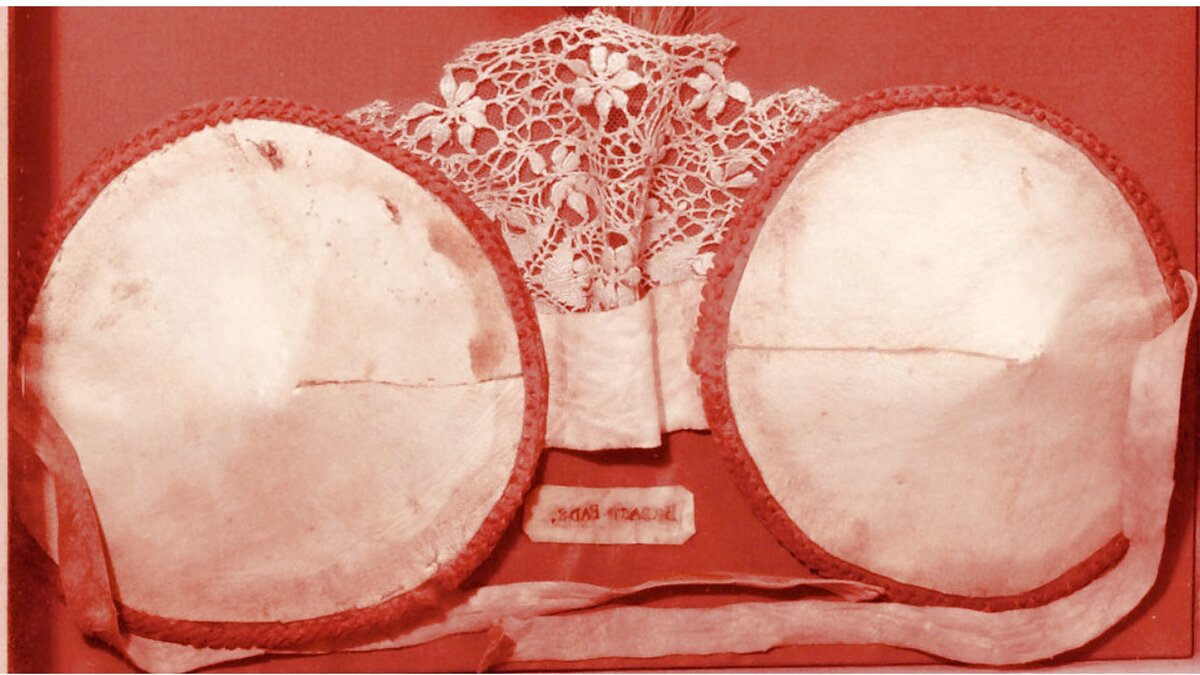 Первый бюстгальтер