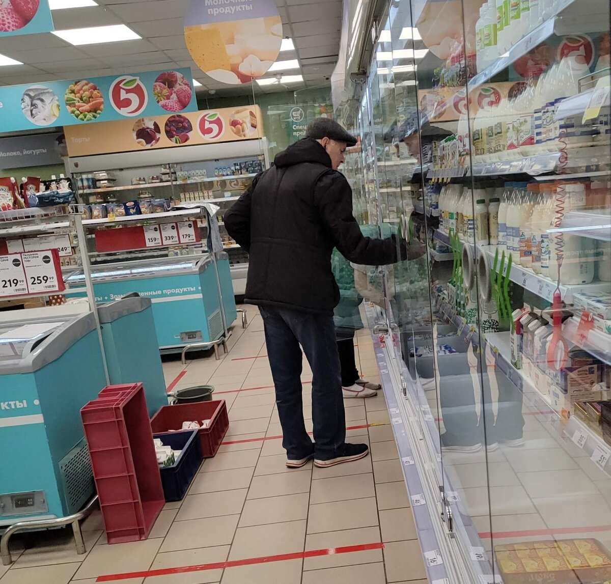 Зашла сегодня в сетевой магазин. Примерно каждый пятый - без маски. 