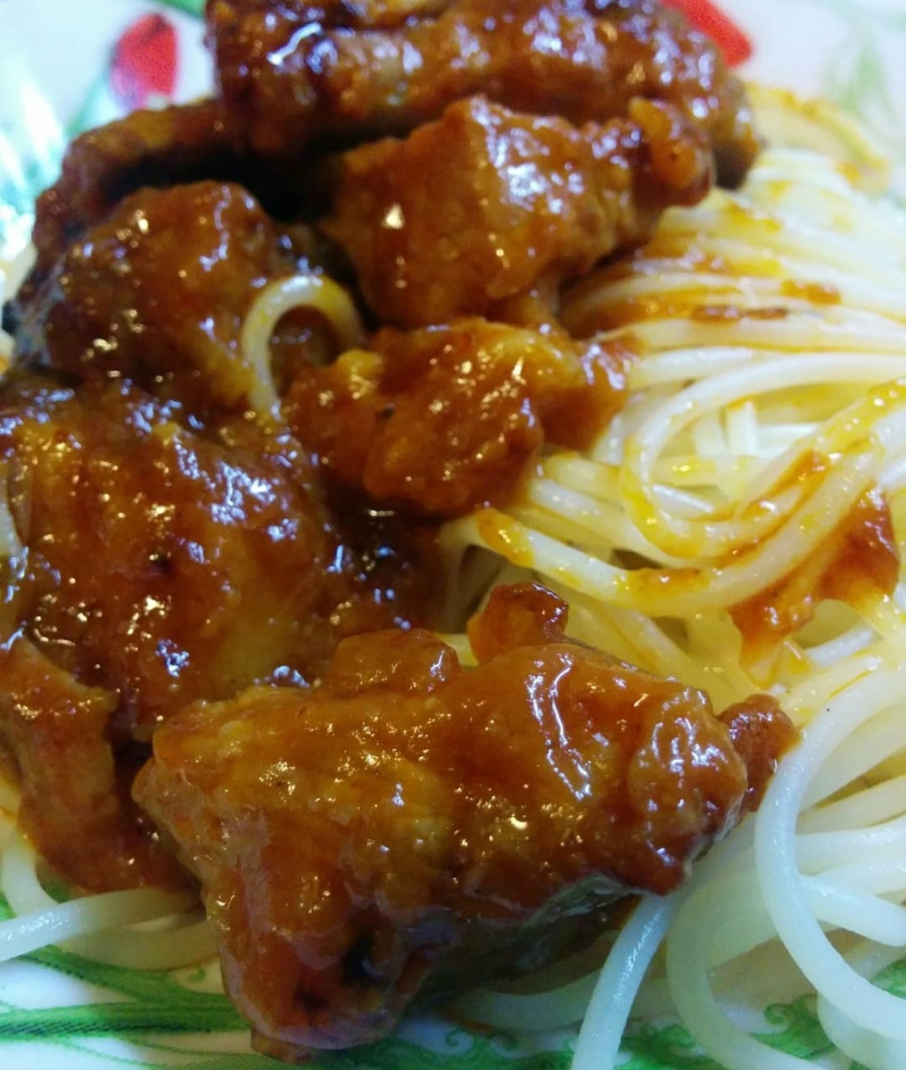 Специи и томатная паста придают нежную кислинку, аромат ребрышкам