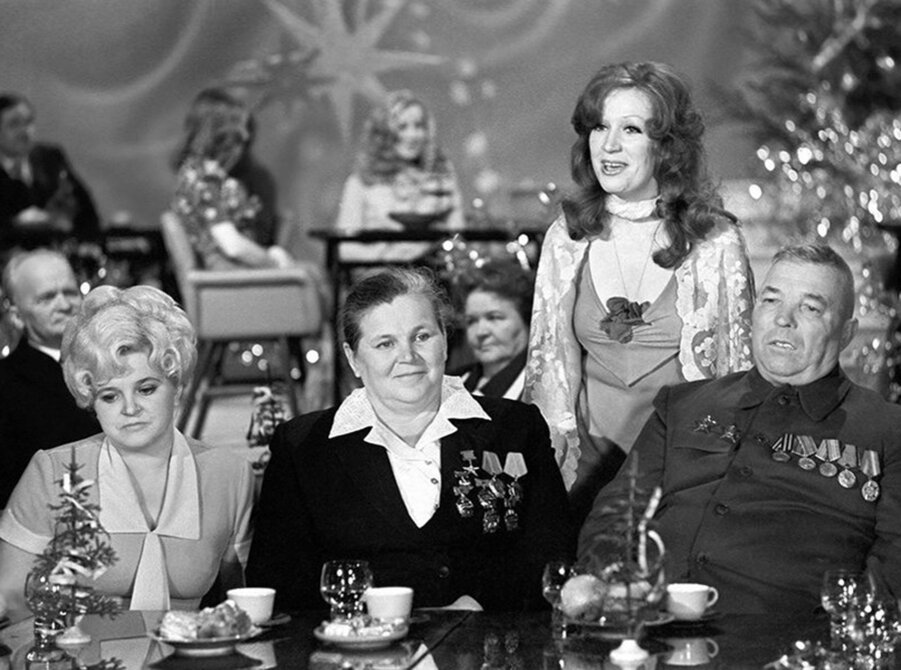 Алла Пугачёва - ведущая "Голубого огонька" Фото из открытых источников информации