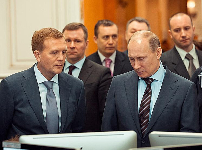 Слева Шумков