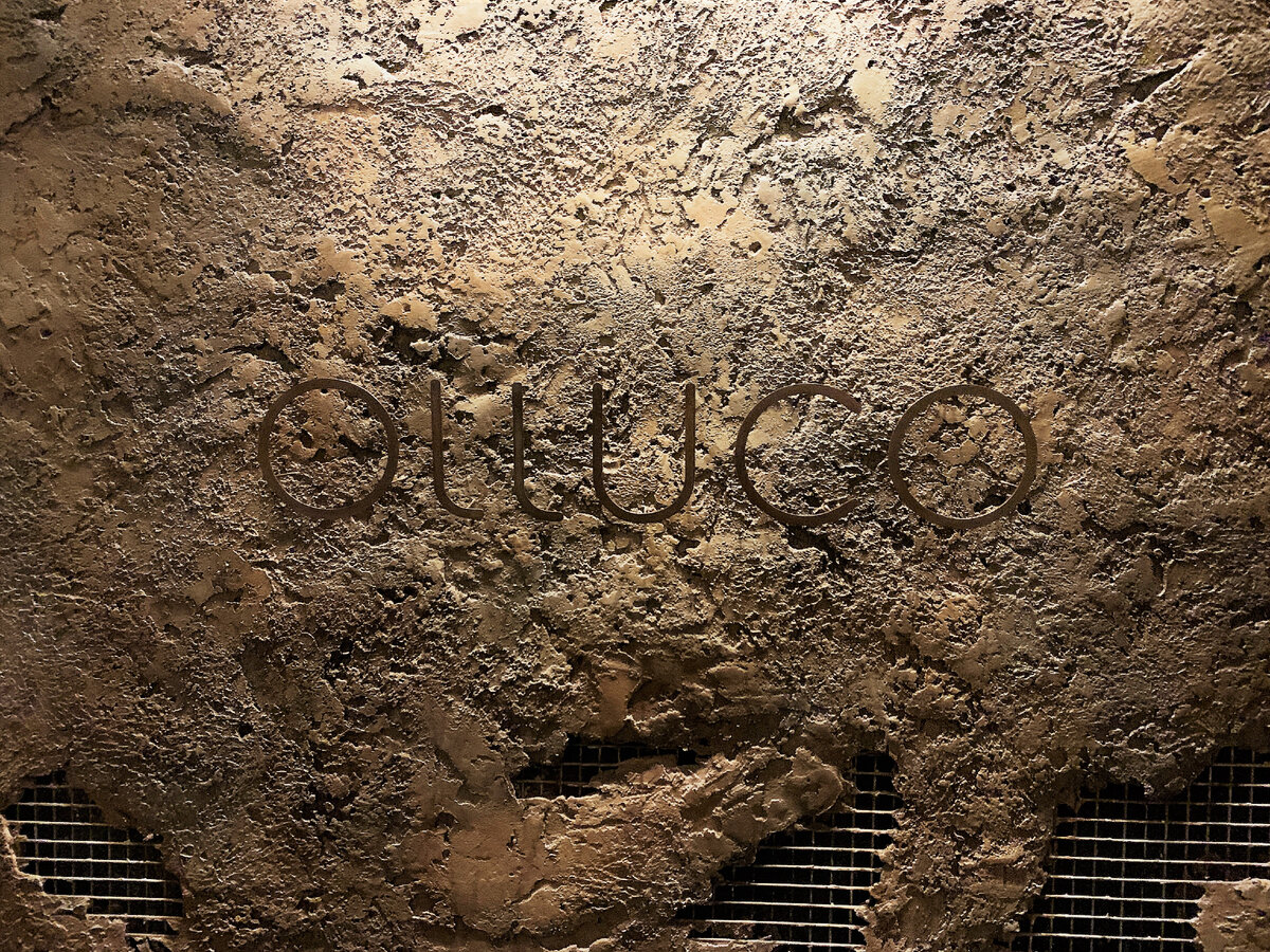 Название ресторана встречает нас в вестибюле. Вывески снаружи нет.