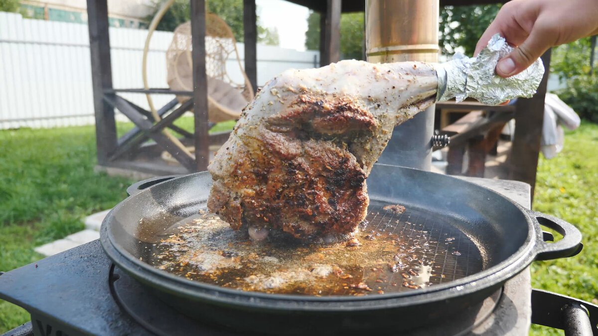 Рассказываю как приготовить целую баранью ногу под солью в казане на ...