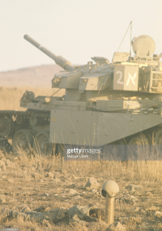 "Повреждённый израильский "Шот" и погибший в боях за Голанские высоты член танкового экипажа. Октябрь 1973 г., Война судного дня."
Смотрится сурово.