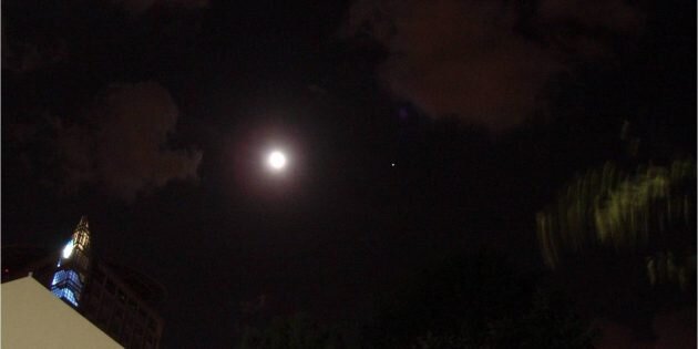 Марс и Луна, снимок 2005 года. Изображение: Amirber / Wikimedia Commons📷
