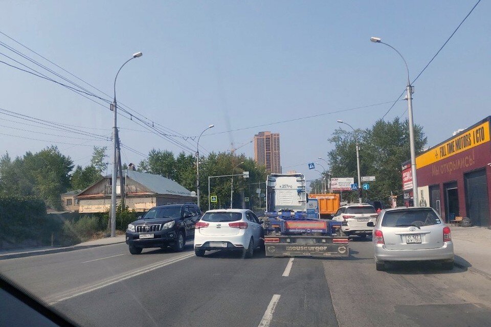     ДТП приходится объезжать по тротуару. Фото: АСТ-54