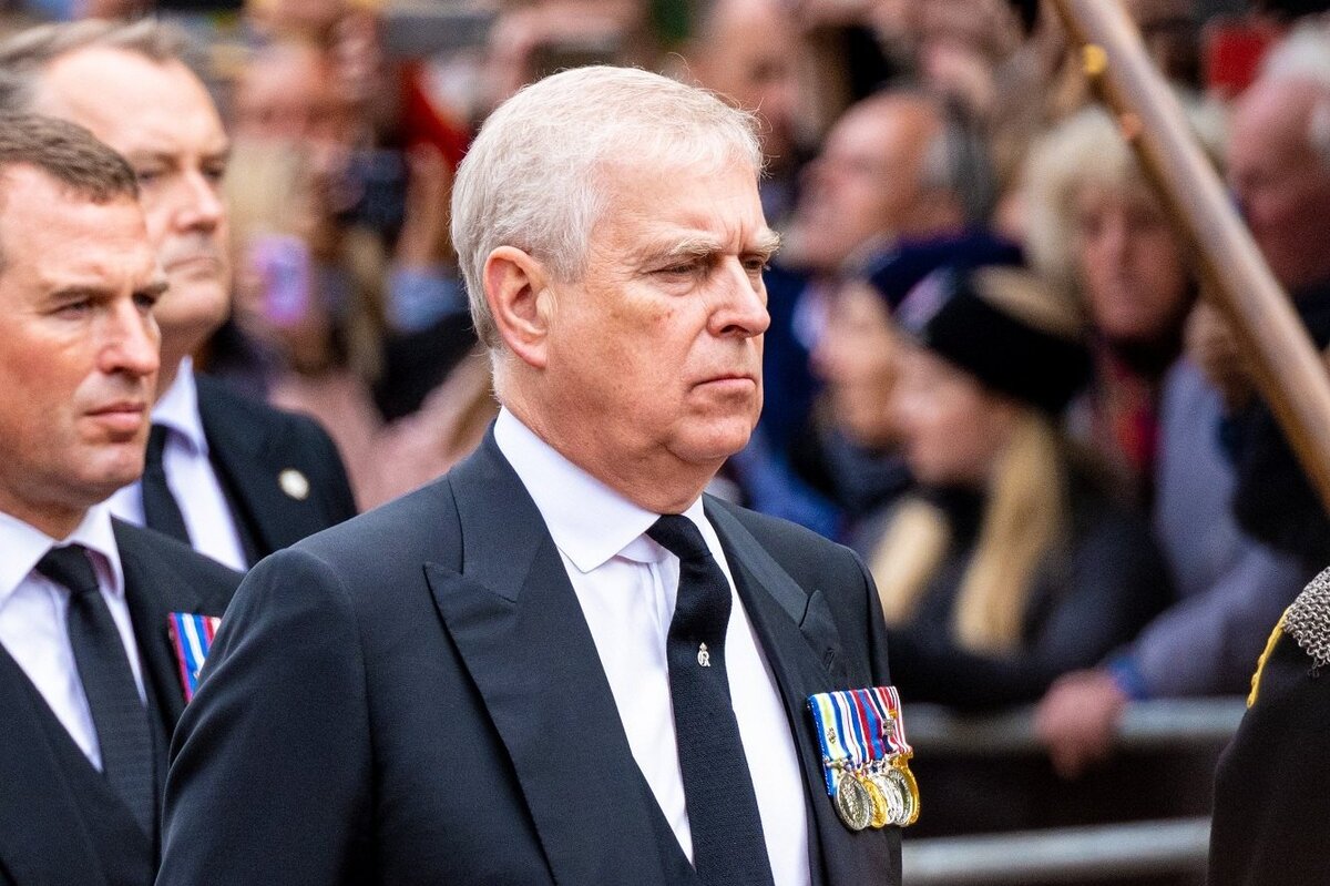     Принц Эндрю в ярости из-за решения министров