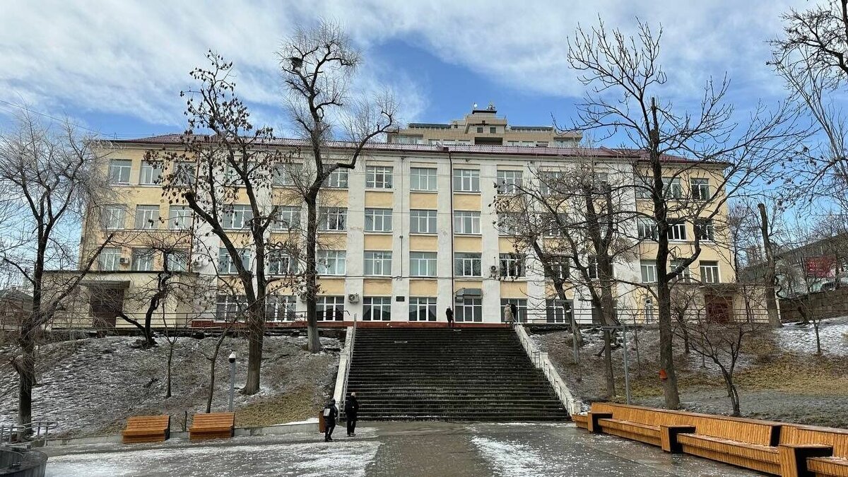     В администрации Владивостока сообщили, что в 3 школах и 2 детских садах закончили ремонт. Теперь у образовательных учреждений есть новые кровли — нарушений при проверке не выявили.