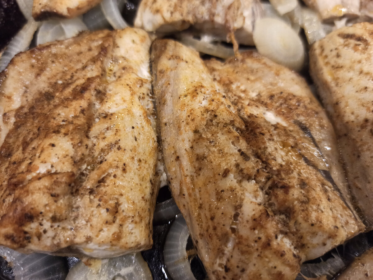 Благодаря луку, рыба не прилипает к противню