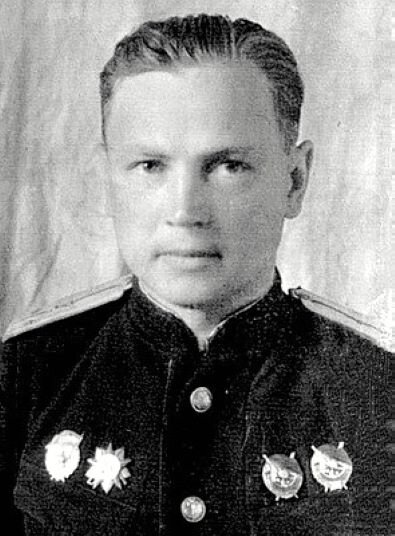 Заместитель командира эскадрильи 11-го гвардейского истребительного авиационного полка гвардии капитан В.А. Наржимский .