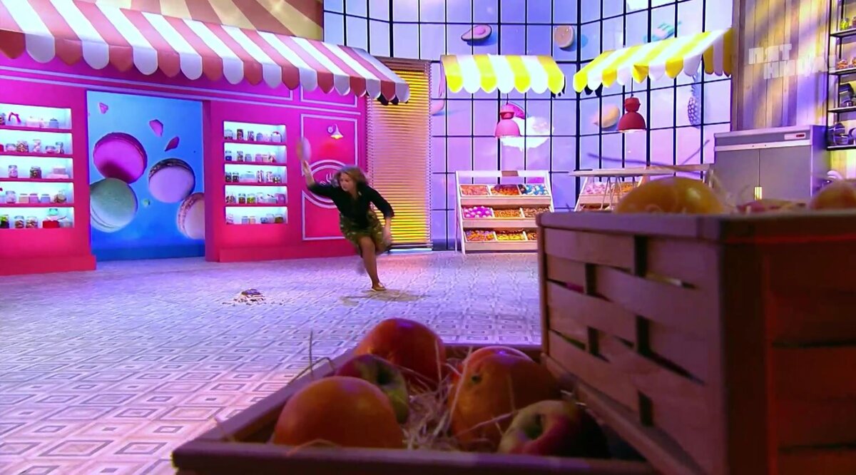 Тот самый момент, когда Инна роняет торт. Кадр из передачи