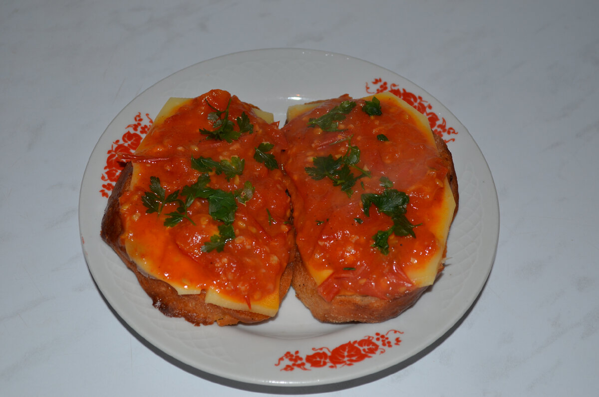 Рецепт: Горячие бутерброды с сыром и помидорами - в духовке