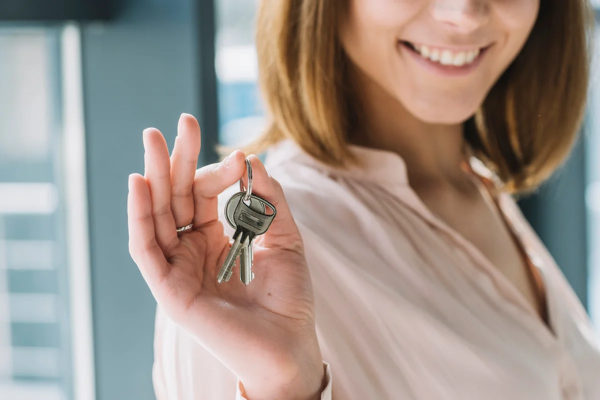 девушка с ключиком. женщина с ключами. девушка с ключиком в руках. Find a solution to the problem. ключ выбора занятий.