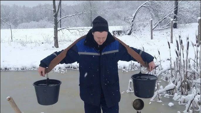 Этот супругу бережёт, сам таскает. Взято из интернета