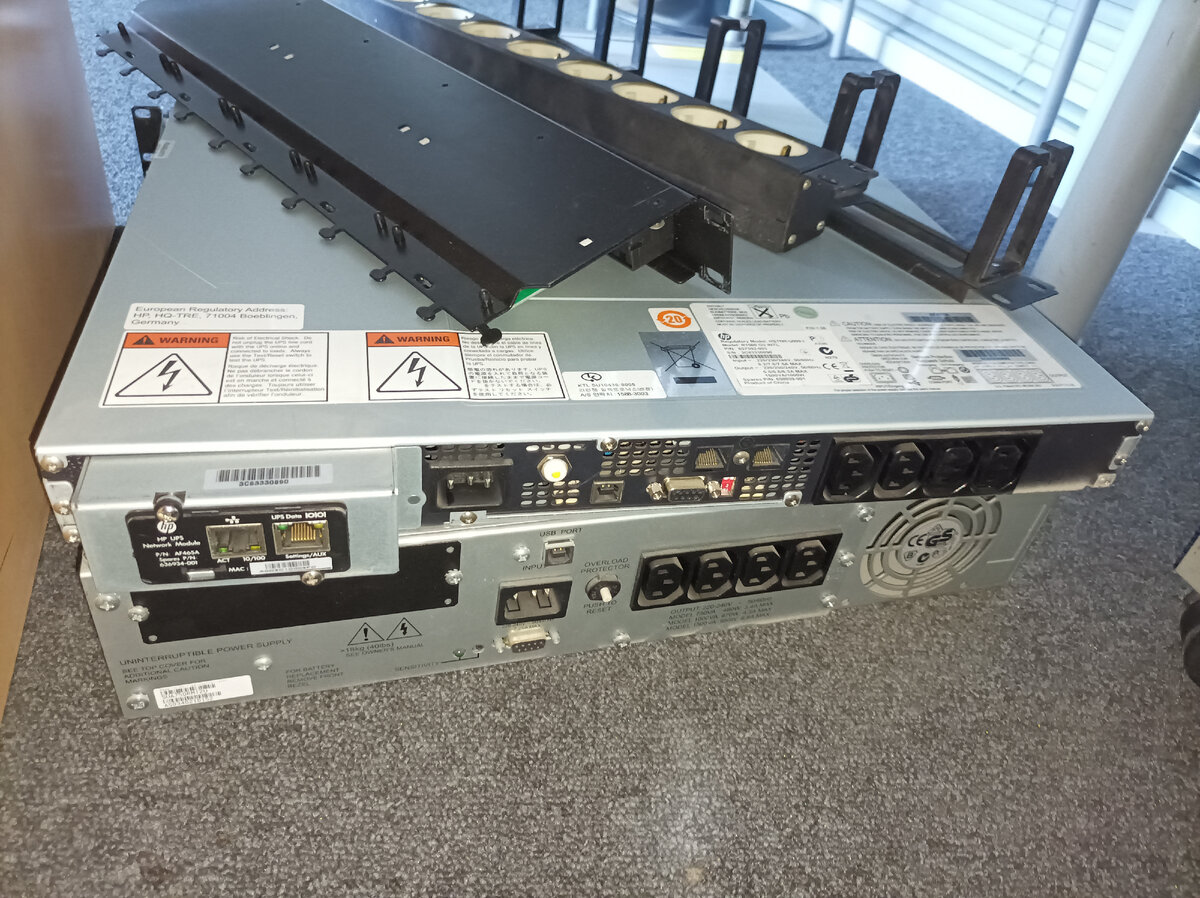 Снизу потолще, но не такой ёмкий. Также патч-панели, розетки...