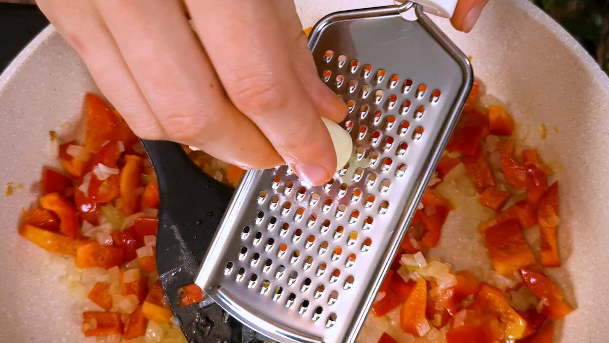 Натереть чеснок.