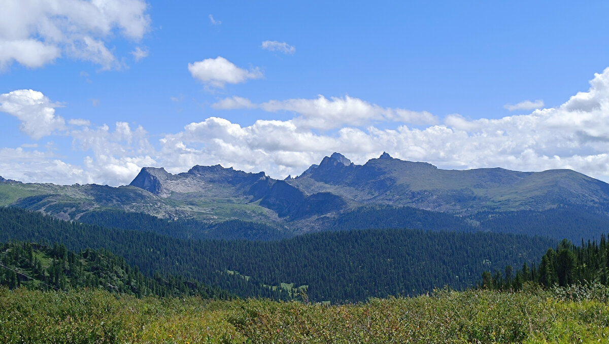Профиль спящего человека хорошо виден в дали