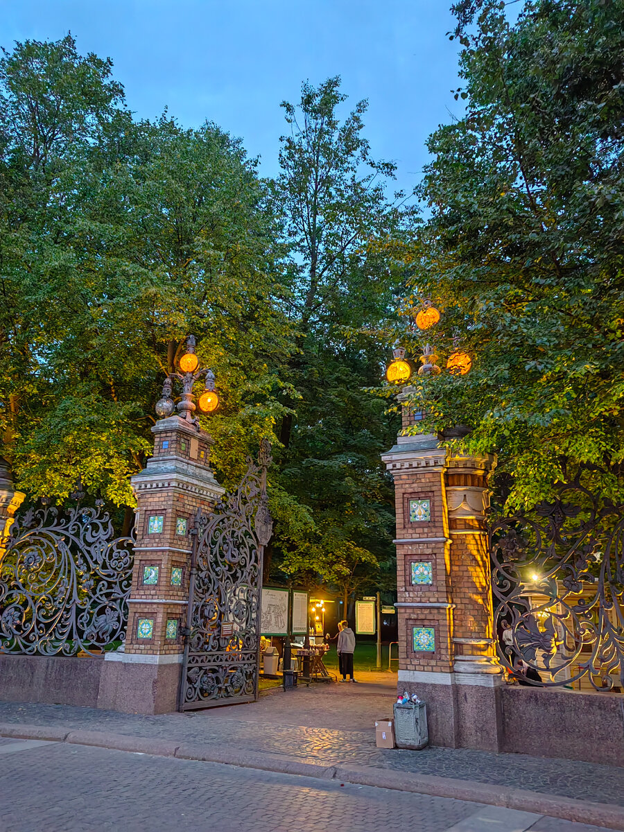 Ворота в Михайловский сад открыты даже после заката солнца