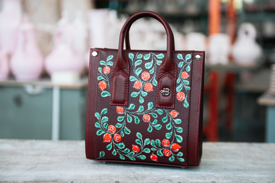    Российский бренд «Верфь» выпустил коллекцию сумок с Гжельским фарфоровым заводом (фото 2)