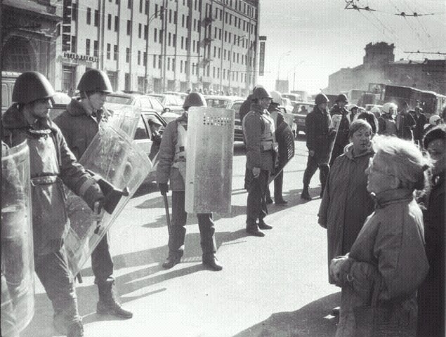 30 лет назад Россия оказалась фактически на пороге гражданской войны.