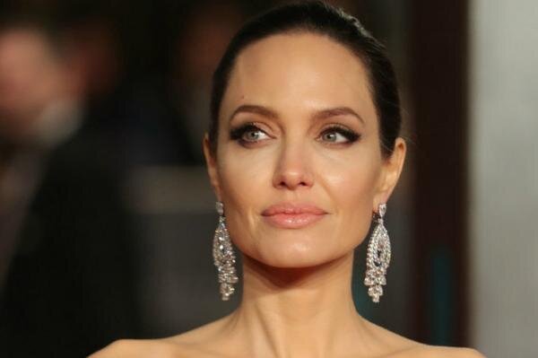 Сын Анджелины Джоли собирается получить лицензию на управление самолетом