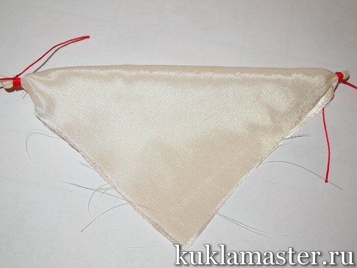 
 3. Светлая ткань для рук и головы должна быть свернута вдвое по диагонали, по краям ее подгибаем и перевязываем ниткой , получаем руки и запястья.
  