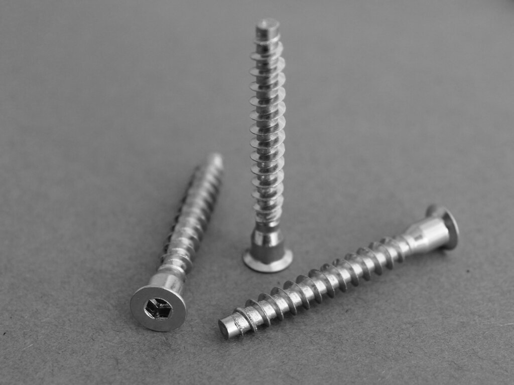 Винт конфирмат (фото взято с сайта: newfastener.com)