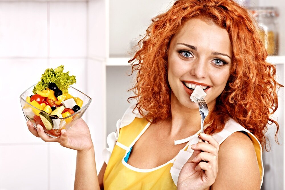 Уличный термометр зимой. Температура минус 100. Зимний мороз. -27 на градуснике. Акция минус 20%.