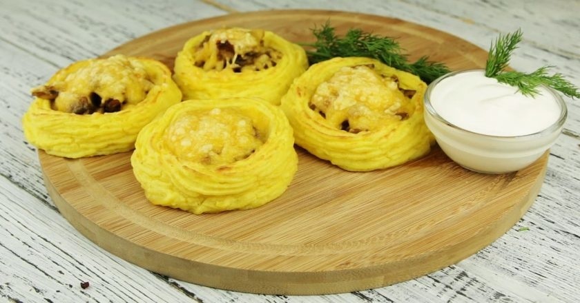 Гнездышки из картофеля с грибами и сыром
