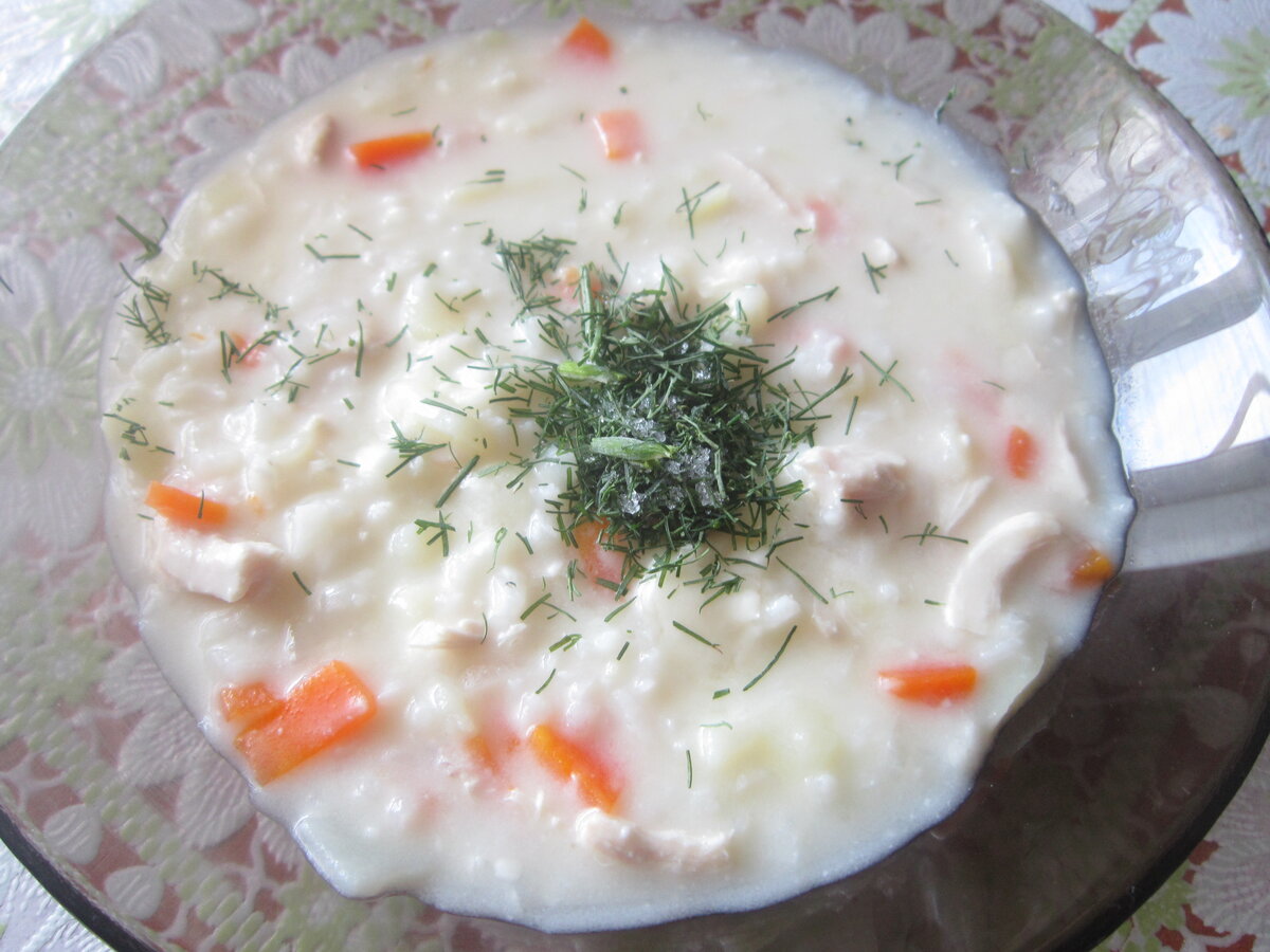 самарский белый борщ. посуда для подачи супа-пюре. крем суп из цветной капусты. крем суп. суп овощной со сметаной.