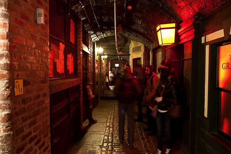 Здесь от самого входа звучит ненавязчивая музыка. Музей ежегодно посещают свыше 300 тысяч поклонников. Его официальное название – «История Битлз». Расположен музей на территории Ливерпульского порта в подвале Альберт Дока, входящего в состав административных зданий, которые признаны памятником исторического наследия и находятся под защитой ЮНЕСКО.