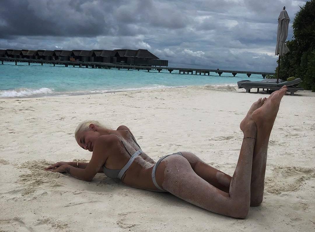 Очаровательная Голикова Татьяна в бикини, променявшая свои деловые костюмы на отдых на пляже