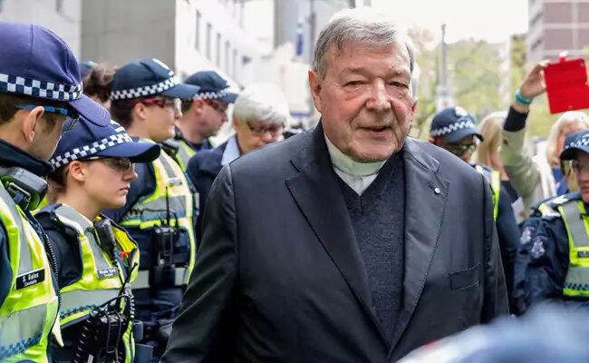 76-летний священник сохранял невозмутимость на протяжении всего предварительного слушания