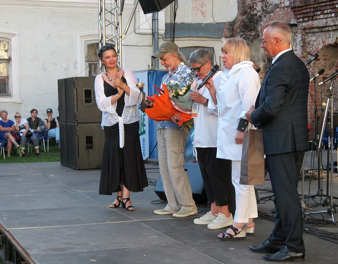 Виктор Колесов (в кепке) и Екатерина Колесова (в очках)