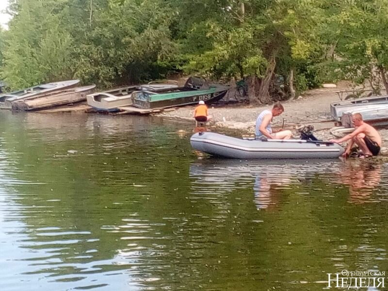 Женщина отреагировала на замечание недовольных очевидцев — ушла мыть посуду с моющим средством в водах Ириклы, за моторную лодку, на 20 метров дальше по берегу пляжа 