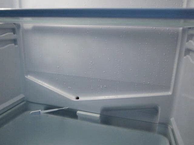 Раз в три месяца очищайте дренажное отверстие и внутренние стенки холодильника.